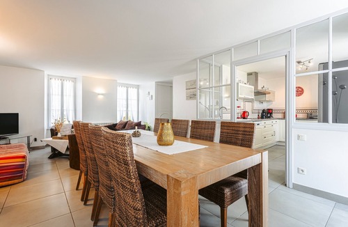 La Flotte House | Holiday Home 'Maison De La Côte' with Sea View, Private Terrace and Wi-Fi