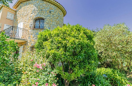Le Bar-sur-Loup Apartment | Homerez - Appartement 19 km away from the beach for 10 ppl. at Le Bar-sur-Loup