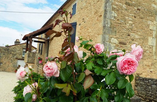 Frayssinet-le-Gelat House | Homerez - House for 2 ppl. with shared pool and garden at Frayssinet-le-Gélat