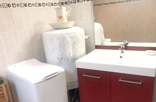 Frayssinet-le-Gelat House | Homerez - House for 2 ppl. with shared pool and garden at Frayssinet-le-Gélat