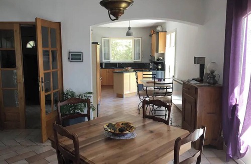 Cabrieres-d'Avignon Villa | Homerez - Villa in Cabrières-d'Avignon