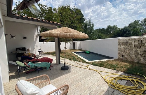 Aigrefeuille-d'Aunis House | House with a pool