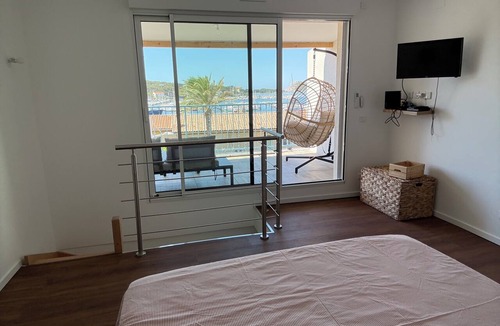 Le Brusc House | House with a view, located 3 minutes from the beaches and the town center, with parking