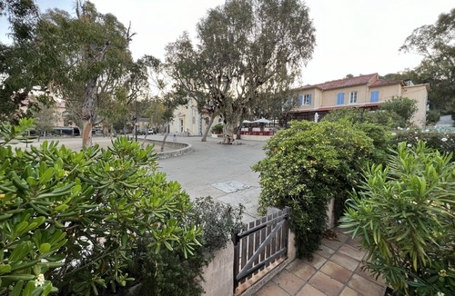 Porquerolles Apartment | In the heart of the village, luxury studio 17m2, flowered terrace 9 m2, air conditioning