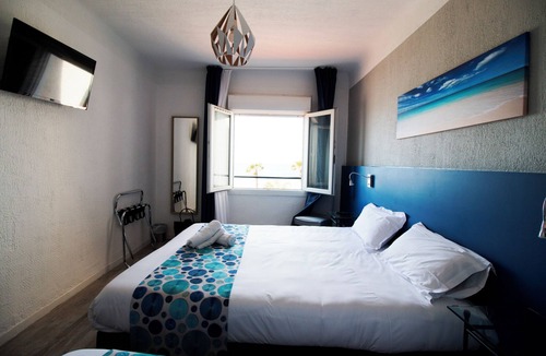 Six-Fours-les-Plages Hotel | Indulge in Home Like Comfort! Near Bonnegrace Beach! Pets Are Allowed!