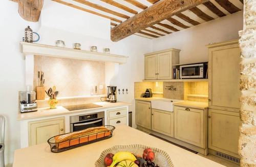 Maubec House | L'Eclat de Maubec, a farmhouse within walking distance of the village, with AC