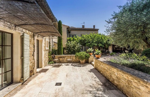 Maubec House | L'Eclat de Maubec, a farmhouse within walking distance of the village, with AC