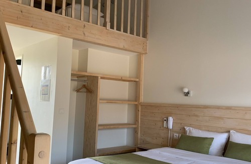 Breuillet Hotel | L'Hacienda Villa Verdé