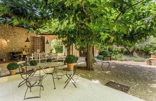 Maubec House | La Bastide de Maubec, nearby village within walking distance, with a pool