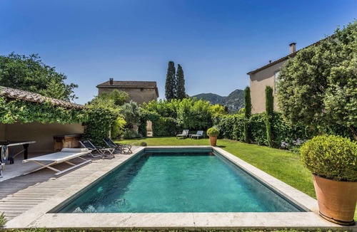 Maubec House | La Bastide de Maubec, nearby village within walking distance, with a pool
