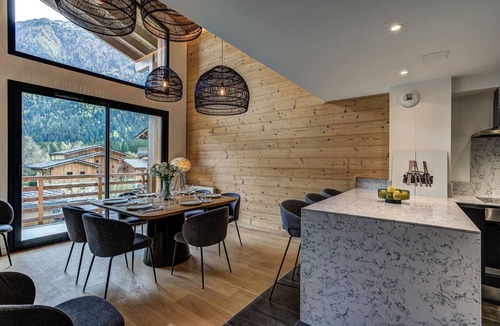 Chamonix-Mont-Blanc Apartment | La Cordee 221 Penthouse - sleeps 8 guests with pool, sauna, gym, parking