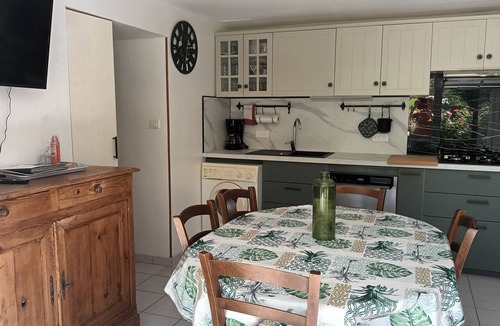 Sahune Apartment | "La Glycine" Apartment with Mountain View, Wi-Fi, and Air Conditioning