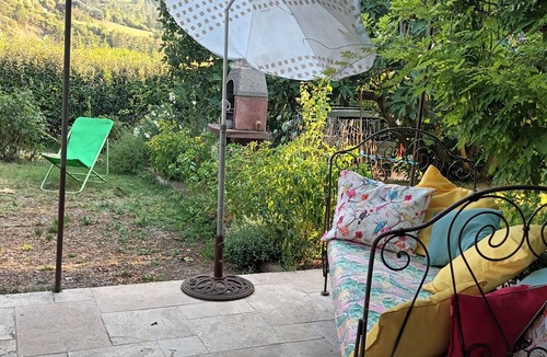 Sahune Apartment | "La Glycine" Apartment with Mountain View, Wi-Fi, and Air Conditioning