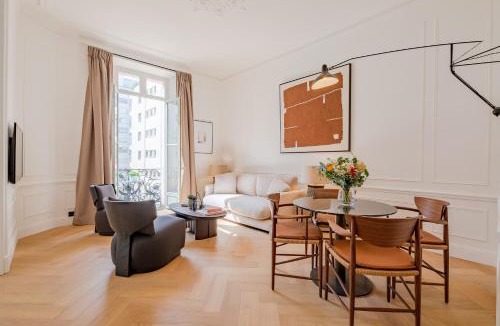 Cannes City Centre Apartment | La Guitare 22 - Spacious 1 BR apartment in the center of Cannes, right behind Grand Hotel