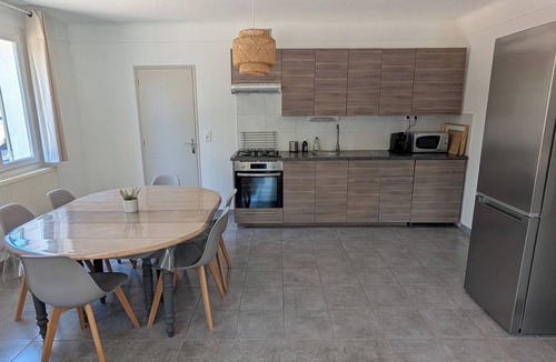 Cabrieres-d'Avignon House | La maison du Fiacre in a peaceful setting between oak and olive trees, 5 minutes from Gordes, Luberon.