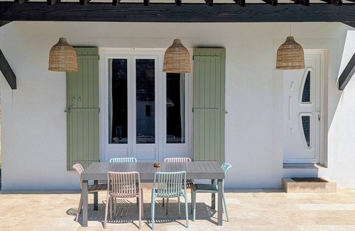 Cabrieres-d'Avignon House | La maison du Fiacre in a peaceful setting between oak and olive trees, 5 minutes from Gordes, Luberon.