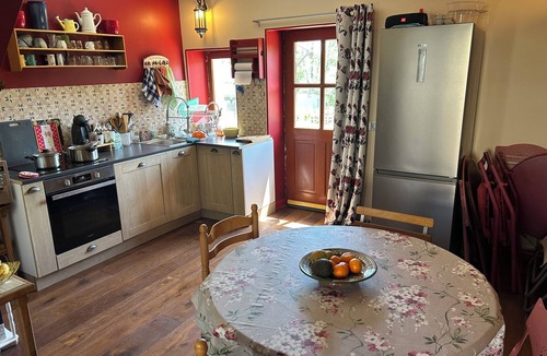 Garchy House | La Maison en Couleurs, quiet village, pleasant garden, near the Loire.