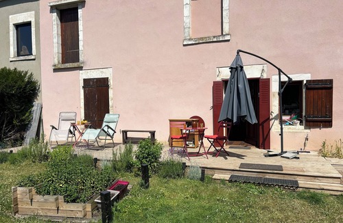 Garchy House | La Maison en Couleurs, quiet village, pleasant garden, near the Loire.