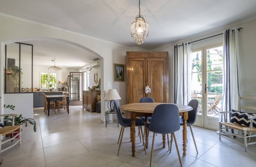 Eyragues Villa | La Maison Ugolin, a vacation home with a private pool for 6 people in Eyragues