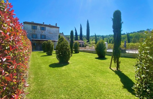 Menerbes House | La Petite Bastide blanche, near Ménerbes village. Heated pools, air conditioning
