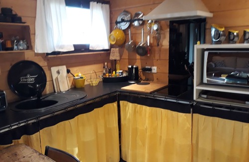 Saint-Vivien-de-Medoc Cottage | La Remise à Bateaux': waterfront fisherman's hut, swimming pool, dog-friendly