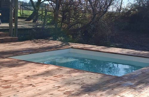 Saint-Vivien-de-Medoc Cottage | La Remise à Bateaux': waterfront fisherman's hut, swimming pool, dog-friendly