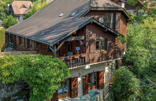 Rovagny House | 🌲 La Scierie d'Angon – Charm just steps from the lake Welcome to La Scierie d’Angon, a property full of character and unique history, nestled between lake and mountains just a short walk from the beaches of Talloires.