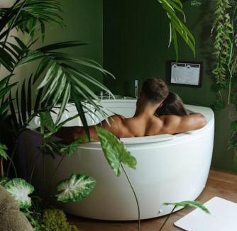Uzerche Apartment | La Suite Chammarzt - Insolite - Escapade à deux -JungleRoom - baignoire balnéo privative - centre historique