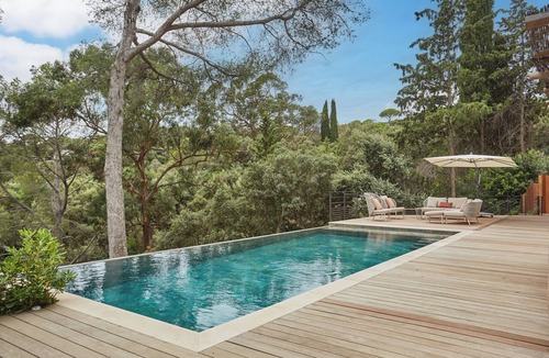 La Croix-Valmer Villa | La Villa Playa Madrague, Là où la Méditerranée se dévoile entre les pins.