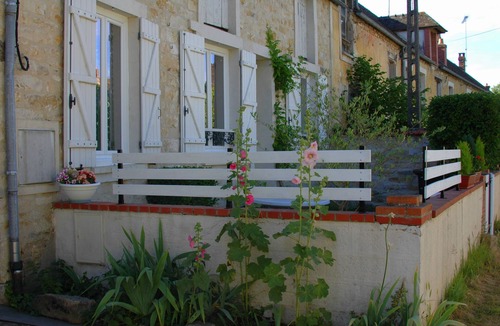 Noisy-sur-Ecole House | LaGuette Noisy Nature Refuge, Fontainebleau Forest: Remote Work—A Romantic Getaway