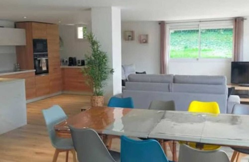 Feyzin Cottage | Large Family House for 10 with Enclosed Garden and Parking near Lyon