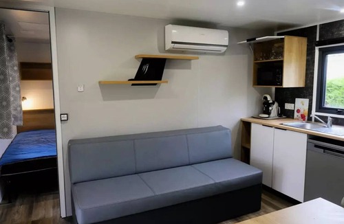 Sadirac House | Laurier Mobile Home: 3 Rooms, Sleeps 4, Air-Conditioned + TV, 2 Bathrooms