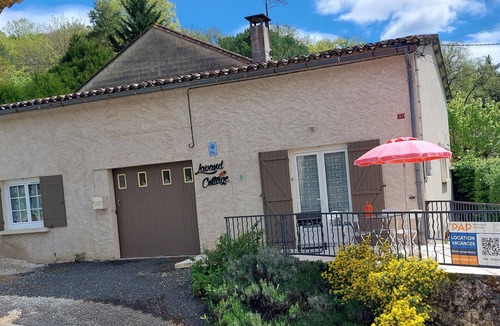 Brantome-en-Perigord House | Lavand Cottage in Brantôme with Private Terrace, Garden, and Wi-Fi