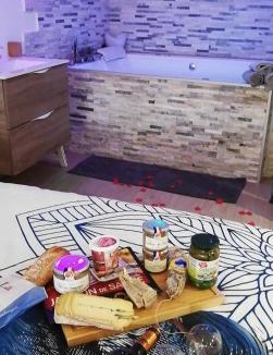 Le Cendre Apartment | Le Menhir Jacuzzi Lit 200x200