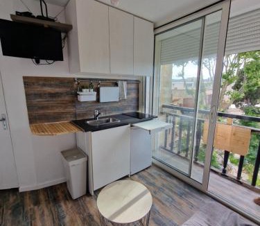 Les Sablettes Apartment | Les sablettes front de Mer Tour Fernand pouillon provence plage