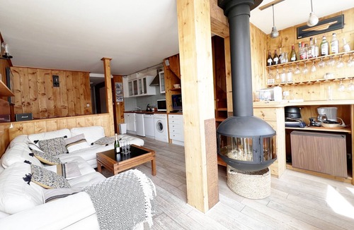 Val-Thorens Apartment | Located in the middle of the ski resort and shops. At the foot of the ski tracks