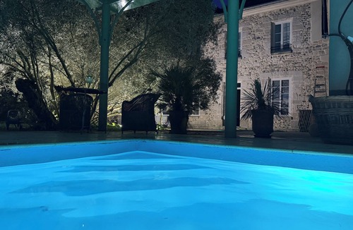 Sainte-Genevieve-les-Gasny Villa | Logis and Master Suite at Villa Spa Art Déco Perret Giverny for 12 people.