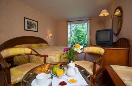 Le Veurdre Hotel | Logis Hôtel du Pont Neuf