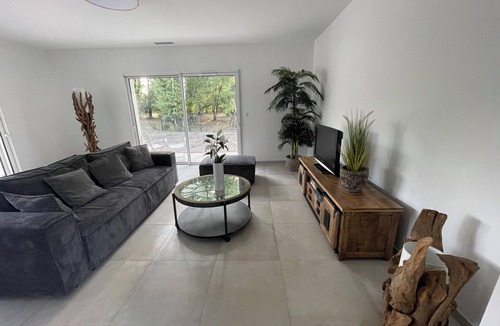 Gujan-Mestras Villa | Lovely new air-conditioned villa with pool 3 bedrooms 3 bathrooms.