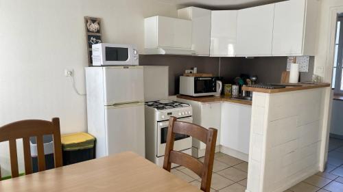 Imphy Apartment | M2 Parking Wifi 1 à 3 pers 1 chambre, 1 lit 1 Canapé lit Réduc Semaine ou Mois, Velo