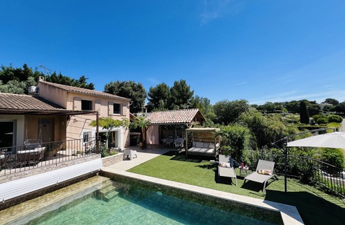 Eyragues Villa | Maison Beally - Charming holiday home with private pool for 8 persons in Eyragues.