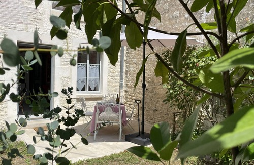 Tonnerre House | Maison Biscotte- Charming gîte 4★ with private garden, park & river | Burgundy
