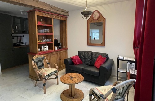 Tonnerre House | Maison Biscotte- Charming gîte 4★ with private garden, park & river | Burgundy