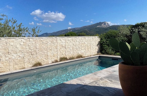 Saint-Marc-Jaumegarde House | Maison Dans Hameau au Pied de Sainte Victoire Vue Exceptionnelle Piscine Jacuzzi