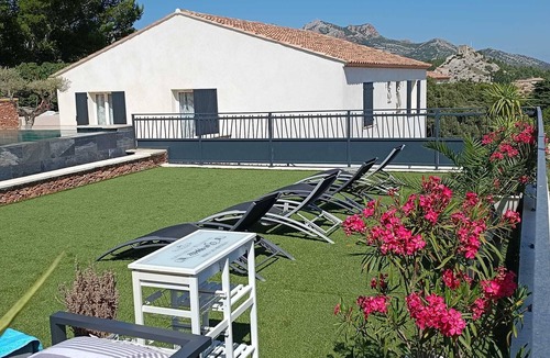 Aureille House | Maison Familiale à Piscine Privée Dans les Alpilles à Aureille Village Provençal