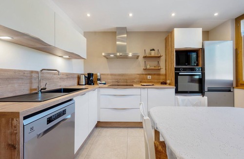 Saint-Martin-de-la-Porte Apartment | Maison Casabert Savoie: Modern Comfort in a Charming Mountain Village