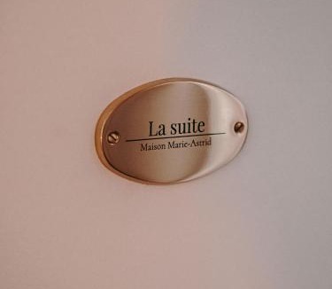 Saint Genes House | Maison Marie-Astrid, Guest house , Suite avec Balnéo privée