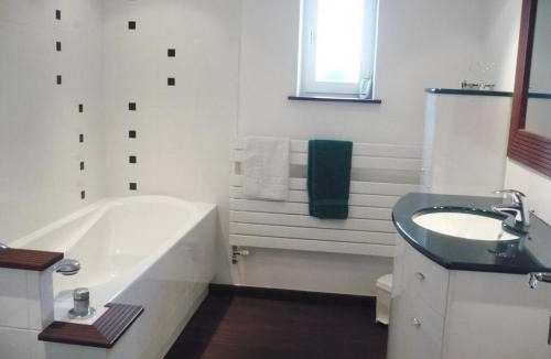 Renaison House | Maison spacieuse avec jardin et cheminée à Renaison - FR-1-496-110