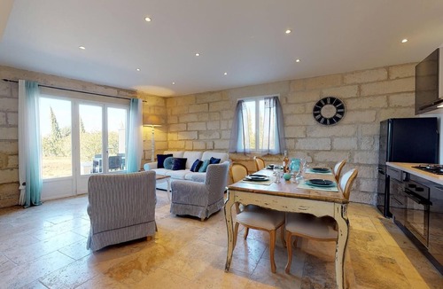 Saint Pierre de Mezoargues Apartment | Mas de Guiguite : Clim, Calm & Garden in Provence