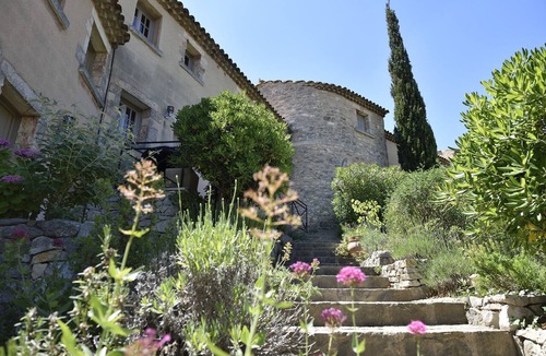 Paradou House | Mazet for 4 people. Les Garrigues Apt building of the valley of Baux Paradou
